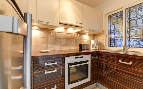Marinas Beach: Eigentum, Zimmer, Möbel, Countertop, Cabinetry, Küche, Interior Design, Gebäude, Fussboden, Grundeigentum