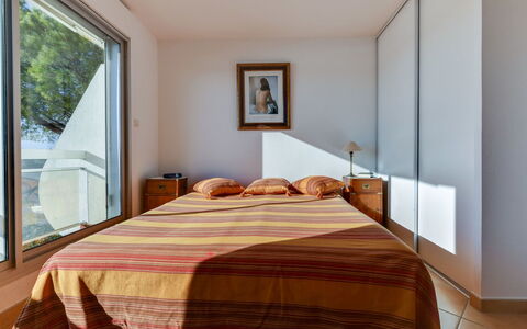 Marinas Beach: Schlafzimmer, Möbel, Zimmer, Bett, Eigentum, Bettdecke, Fussboden, Bedding, Bettrahmen, Interior Design