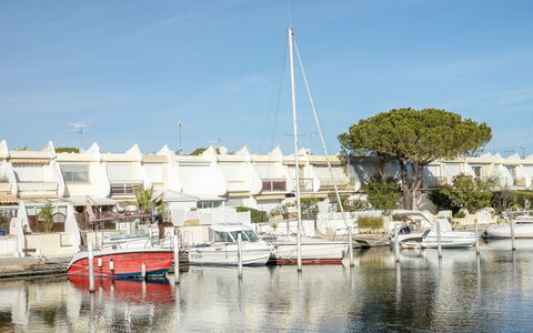 Marinas Beach: Yachthafen, Wassertransport, Wasser, Himmel, Boot, Reflexion, Fahrzeug, Hafen, Wasserweg, Baum
