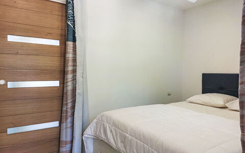 La Marina: Bett, Schlafzimmer, Wand, Fussboden, Flooring, Möbel, Interior Design, Bettdecke, Holz, Bedding