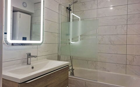 La Marina: Wand, Interior Design, Badezimmer, Armatur, Bad Sink, Flooring, Spiegel, Installation, Fussboden, Zapfhahn