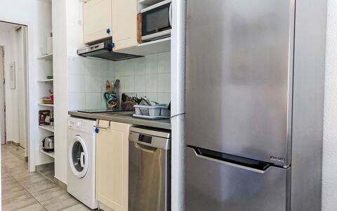 La Marina: Küchengerät, Major Appliance, Waschmaschine, Küche, Haushaltsgerät, Interior Design, Flooring, Countertop, Möbel, Zimmer
