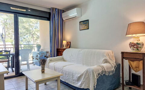 La Marina: Möbel, Interior Design, Flooring, Fussboden, Wohnung, Zimmer, Stuhl, Couch, Wohnzimmer