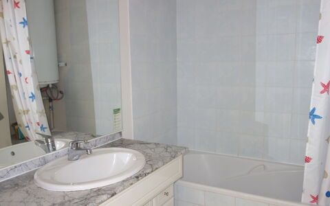 La Marina: Badezimmer, Eigentum, Zimmer, Fliese, Wand, Duschvorhang, Bad Zubehör, Vorhang, Interior Design, Haus