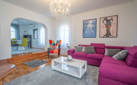 My Day House: Wohnzimmer, Möbel, Zimmer, Eigentum, Interior Design, Grundeigentum, Gebäude, Fussboden, Gelb, Haus
