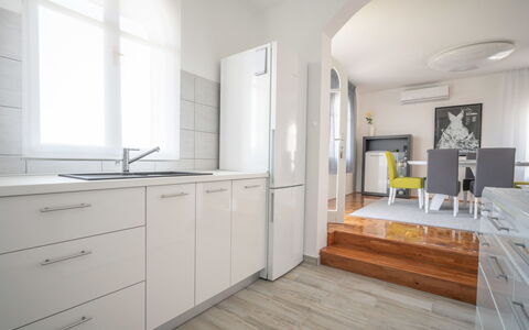 My Day House: Cabinetry, Countertop, Möbel, Holz, Küche, Flooring, Fenster, Fussboden, Schublade