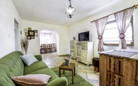 Marijana: Zimmer, Möbel, Eigentum, Grün, Interior Design, Gebäude, Grundeigentum, Haus, Gelb, Decke