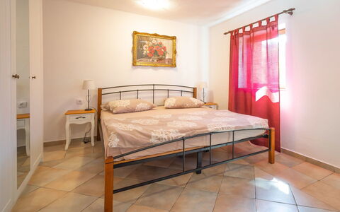 Marijana: Schlafzimmer, Möbel, Zimmer, Bett, Eigentum, Bettrahmen, Fussboden, Interior Design, Bettdecke, Decke