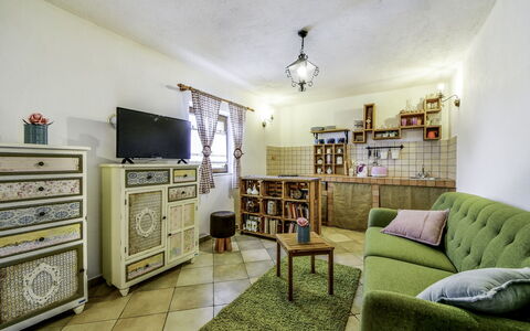 Marijana: Grün, Zimmer, Möbel, Eigentum, Interior Design, Gelb, Gebäude, Haus, Wohnzimmer, Wand