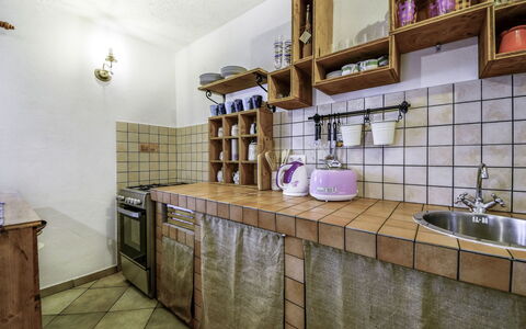 Marijana: Zimmer, Eigentum, Interior Design, Fliese, Regal, Küche, Countertop, Gebäude, Möbel, Wand