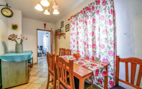 Marijana: Zimmer, Eigentum, Möbel, Esszimmer, Interior Design, Fussboden, Haus, Grundeigentum, Gebäude, Tabelle