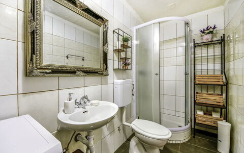 Marijana: Spiegel, Armatur, Zapfhahn, Sinken, Eigentum, Bad Sink, Lila, Badezimmer, Interior Design, Die Architektur
