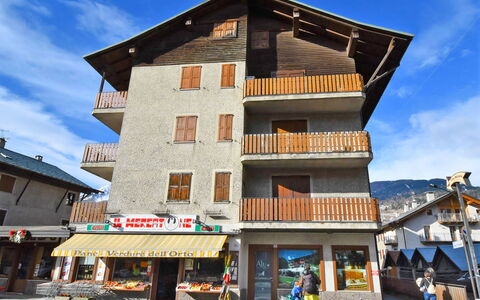 San Anton: Himmel, Wolke, Gebäude, Eigentum, Fenster, Blau, Die Architektur, Haus, Nachbarschaft