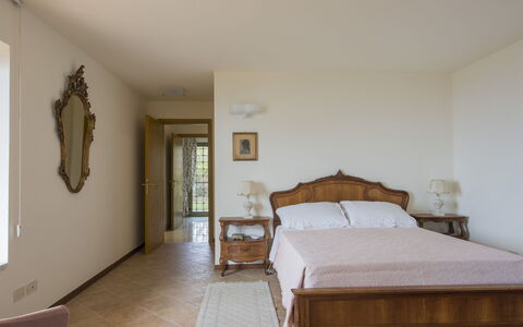 Delfina: Schlafzimmer, Zimmer, Möbel, Bett, Eigentum, Fussboden, Bettdecke, Bettrahmen, Interior Design, Wand