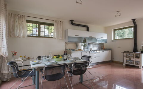 Delfina: Eigentum, Zimmer, Möbel, Gebäude, Fussboden, Interior Design, Decke, Haus, Tabelle, Grundeigentum
