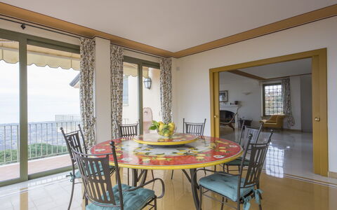 Delfina: Zimmer, Eigentum, Möbel, Esszimmer, Gelb, Interior Design, Gebäude, Tabelle, Haus, Decke