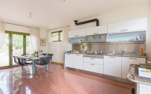 Delfina: Cabinetry, Eigentum, Countertop, Fenster, Gebäude, Küchengerät, Zimmerpflanze, Holz, Küche, Interior Design