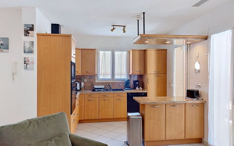 Ladine: Möbel, Holz, Küche, Flooring, Cabinetry, Countertop, Küchengerät, Interior Design, Decke, Fussboden