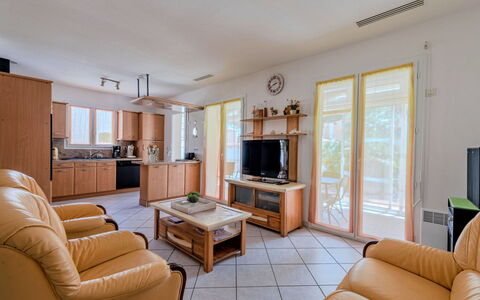 Ladine: Bilderrahmen, Couch, Möbel, Eigentum, Tabelle, Gebäude, Fenster, Komfort, Interior Design, Wohnzimmer