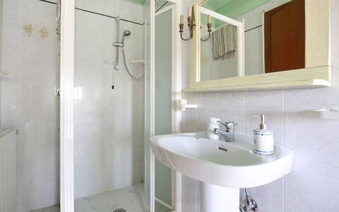 Borgo Antico Marina: Badezimmer, Zimmer, Eigentum, Zapfhahn, Interior Design, Fliese, Wand, Haus, Armatur, Fussboden