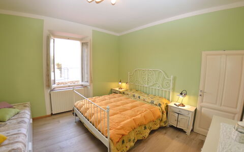 Borgo Di Zacco: Schlafzimmer, Zimmer, Bett, Möbel, Eigentum, Bettdecke, Fussboden, Bettrahmen, Wand, Gelb