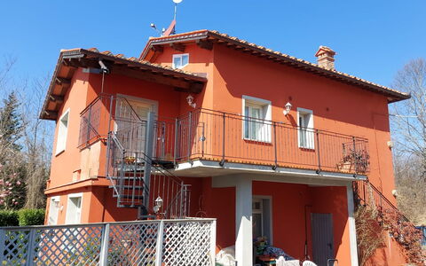 Borgo Di Zacco: Himmel, Fenster, Gebäude, Holz, Baum, Haus, Tür, Pflanze, Nachbarschaft, Wohngebiet