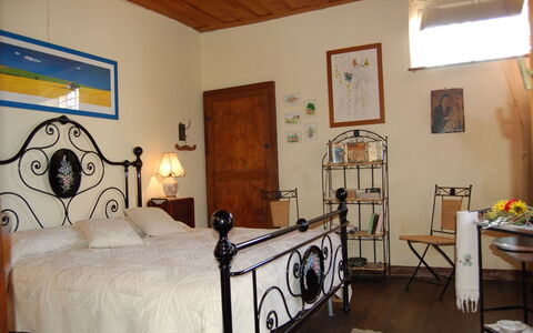 Emilia: Schlafzimmer, Zimmer, Bett, Möbel, Eigentum, Bettrahmen, Bettdecke, Gebäude, Interior Design, Wand