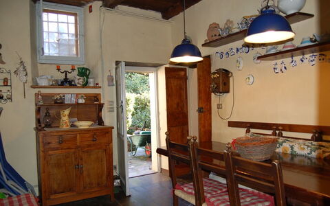 Emilia: Zimmer, Eigentum, Möbel, Gebäude, Haus, Fussboden, Interior Design, Decke, Hartholz, Zuhause