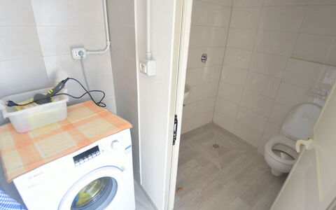 Villa Orchidea: Eigentum, Zimmer, Wäschekammer, Badezimmer, Wäschetrockner, Fliese, Waschmaschine, Major Appliance, Toilette, Toilleten Sitz