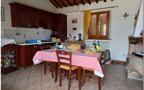 Villetta Di Cortona: Tabelle, Cabinetry, Holz, Interior Design, Gebäude, Stuhl, Fussboden, Rechteck, Fenster, Flooring