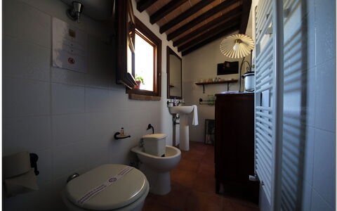 Villetta Di Cortona: Zimmer, Eigentum, Badezimmer, Toilette, Armatur, Die Architektur, Interior Design, Haus, Gebäude, Bidet