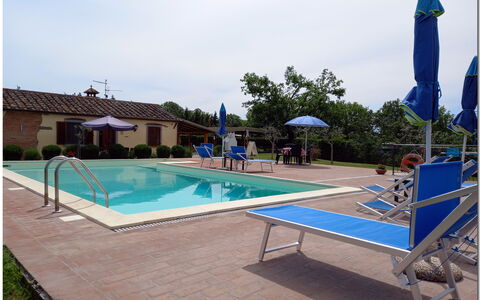 Villetta Di Cortona: Wasser, Himmel, Gebäude, Schwimmbad, Azurblau, Gartenmöbel, Haus, Schatten, Rechteck, Wolke