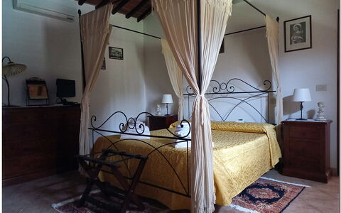 Villetta Di Cortona: Gebäude, Eigentum, Komfort, Bettrahmen, Holz, Haus, Lampe, Interior Design, Fussboden, Schatten
