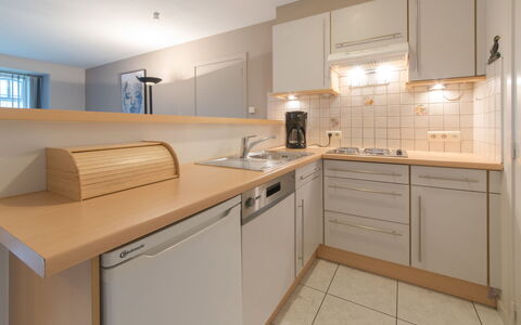 De Vakantieduinen Aan Zee: Cabinetry, Countertop, Spüle, Sinken, Eigentum, Möbel, Zapfhahn, Küche, Herd, Küchengerät