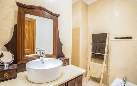 Son Trobat: Zimmer, Badezimmer, Eigentum, Interior Design, Sinken, Fussboden, Badezimmerschrank, Möbel, Fliese, Gebäude