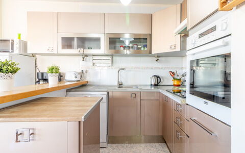 Sol i Canal: Countertop, Cabinetry, Zimmer, Küche, Eigentum, Möbel, Interior Design, Gelb, Gebäude, Haus