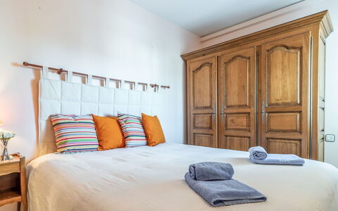 Sol i Canal: Schlafzimmer, Möbel, Bett, Zimmer, Bettdecke, Eigentum, Bettrahmen, Interior Design, Bedding, Matratze
