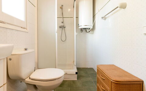 El Dorado Playa - Villa Degas: Eigentum, Armatur, Toilleten Sitz, Badezimmer, Toilette, Lila, Interior Design, Fussboden, Flooring