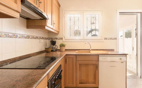 El Dorado Playa - Villa Degas: Braun, Countertop, Cabinetry, Sinken, Spüle, Zapfhahn, Eigentum, Möbel, Gebäude, Küche