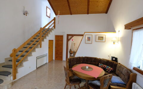 Reny: Zimmer, Eigentum, Gebäude, Haus, Treppe, Interior Design, Möbel, Fussboden, Wohnzimmer, Grundeigentum