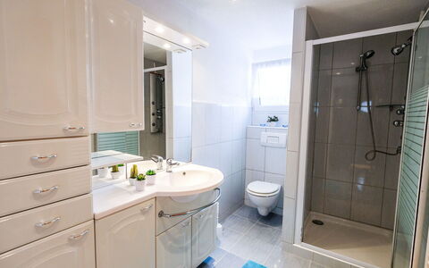 Reny: Badezimmer, Zimmer, Eigentum, Interior Design, Badezimmerschrank, Möbel, Bad Zubehör, Gebäude, Fliese, Grundeigentum