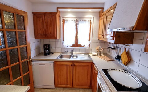 Reny: Countertop, Zimmer, Möbel, Eigentum, Cabinetry, Küche, Gebäude, Sinken, Interior Design, Fussboden