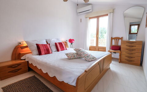 Reny: Schlafzimmer, Möbel, Bett, Zimmer, Eigentum, Bettdecke, Interior Design, Bettrahmen, Matratze, Bedding