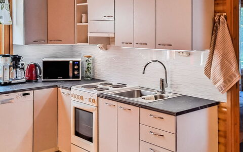 Kesäranta: Küchengerät, Küche, Countertop, Cabinetry, Major Appliance, Spüle, Haushaltsgerät, Holz, Möbel, Interior Design