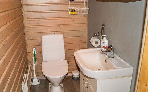 Kesäranta: Toilleten Sitz, Toilette, Flooring, Armatur, Holz, Fussboden, Badezimmer, Installation, Interior Design, Sinken