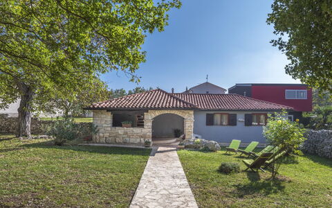 Cetina: Pflanze, Himmel, Gebäude, Fenster, Baum, Tür, Haus, Hütte, Gras, Wohngebiet