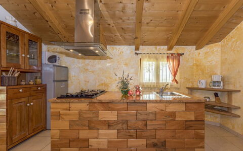 Cetina: Countertop, Zimmer, Eigentum, Möbel, Gebäude, Fussboden, Küche, Decke, Interior Design, Strahl