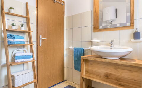 Cetina: Badezimmer, Zimmer, Eigentum, Badezimmerschrank, Möbel, Interior Design, Gebäude, Bad Zubehör, Grundeigentum, Haus