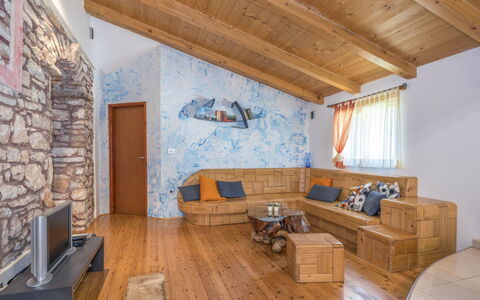 Cetina: Zimmer, Eigentum, Gebäude, Interior Design, Möbel, Holzboden, Decke, Wohnzimmer, Wand, Fussboden