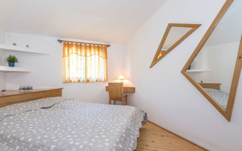 Cetina: Schlafzimmer, Bett, Zimmer, Möbel, Eigentum, Interior Design, Bettrahmen, Bettdecke, Dachboden, Wand